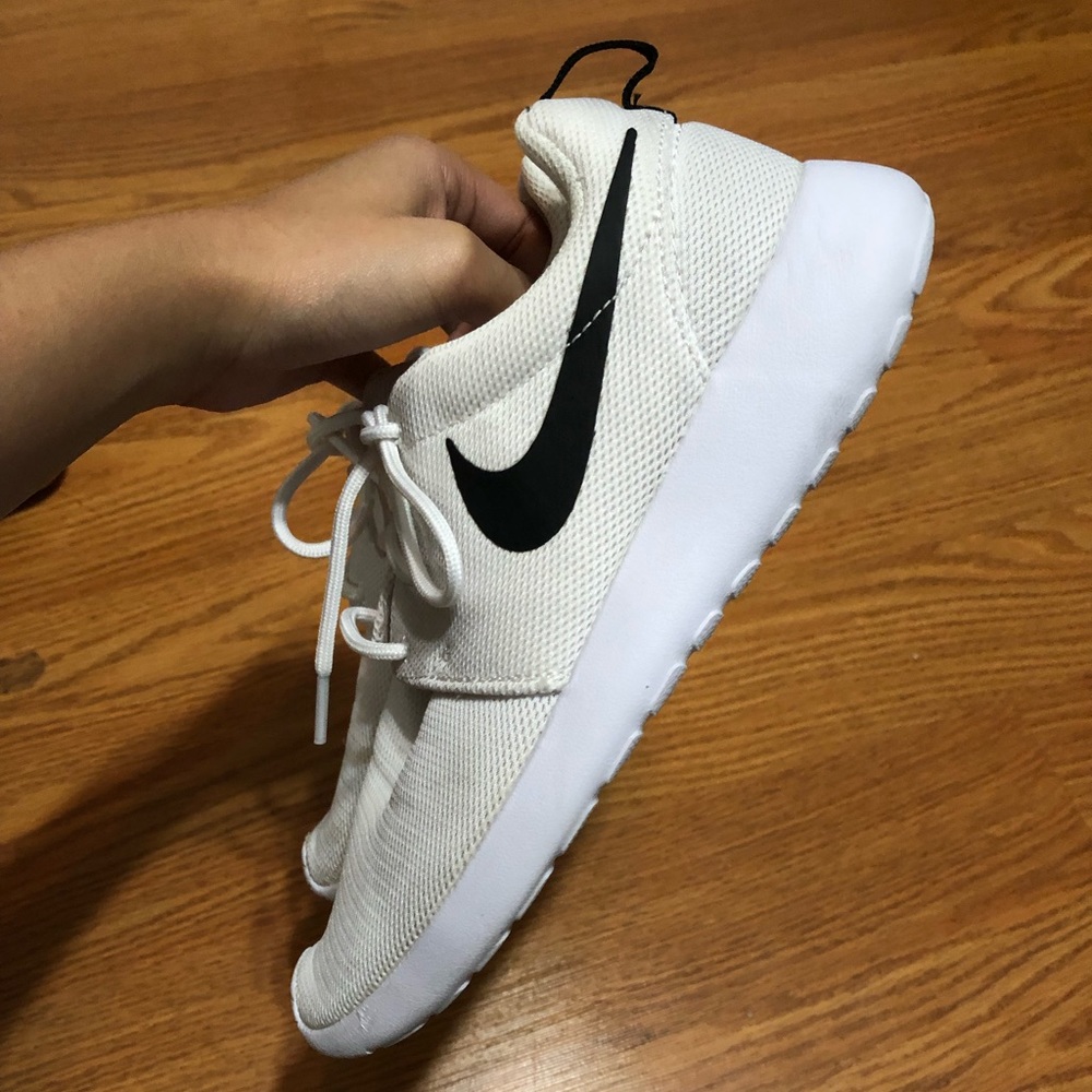 White Nike Roshe
